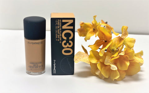 M.A.C STUDIO FIX FLUID SPF 15 FOUNDATION "NC30"